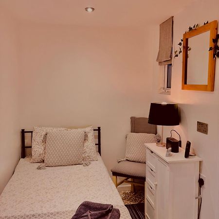 Private Access Small Room In Leicester Free Parking Drinks Exterior foto